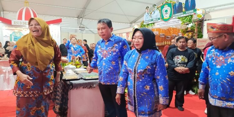 FOTO : DEVIANA/MATA KALTENG - Sekda Kotim Fajrurrahman saat meninjau stand OPD di Investasi Sampit Expo, Sabtu 8 Juni 2024.