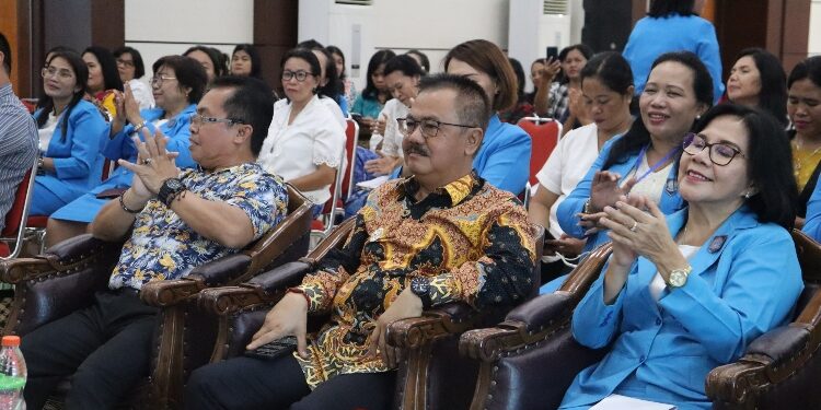 FOTO : DISKOMINFO SANTIK/MATA KALTENG - Pj Bupati Gumas Herson B. Aden bersama Asisten III Letus Guntur, ketika menghadiri muscab II PWKI tahun 2024, di Gedung Christian Center Kuala Kurun, Sabtu 8 Juni 2024.
