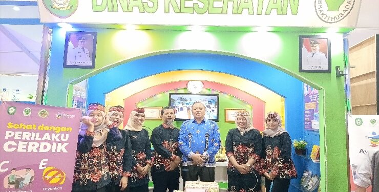 FOTO : DEVIANA/MATAKALTENG - Kadinkes Kotim Umar Kaderi bersama staf saat di stand Sampit Expo 2024, Minggu 9 Juni 2024.