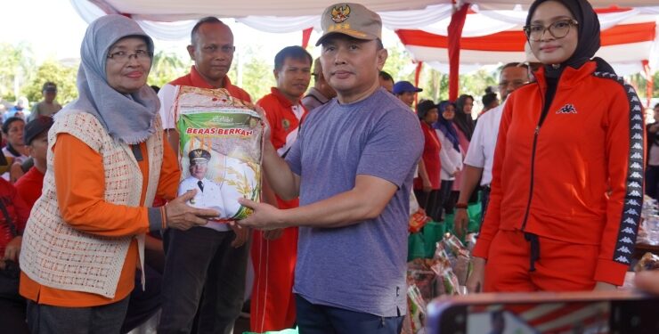 FOTO : IST/MATAKALYENG - Gubernur dan Wagub Kalteng Gelar Pasar Murah bagi ASN dan Tenaga Kontrak Jelang Idul Adha