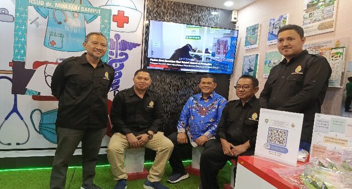 FOTO : DEVIANA/MATAKALTENG - Plt Direktur RSUD dr Murjani Sampit Sutriso dan staf saat berada di stand, Senin 10 Juni 2024.