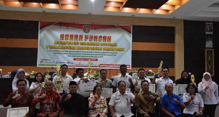 FOTO : MATAKALTENG - Kepala Bappedalitbang Katingan Jonianto, saat foto bersama dengan semua peserta usai kegiatan, di aula Bappedalitbang setempat.