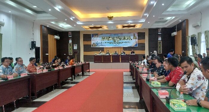 FOTO : MATAKALTENG - Sekda Katingan Pransang, membuka kegiatan di aula Bappedalitbang Katingan.