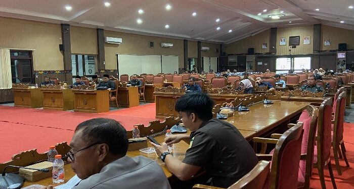 Foto: DIAN/MATA KALTENG - Rapat paripurna penyampaian pandangan fraksi DPRD Kotim tentang ranperda pertanggung jawaban pelaksanaan APBD 2023, 10 Juni 2024.