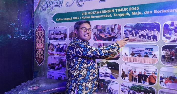 FOTO: MATAKALTENG - Plt Bapperida Kotim Ramadhansyah saat menunjukkan foto tim survei Pulau Hanibung di stand Sampit Expo, belum lama ini.
