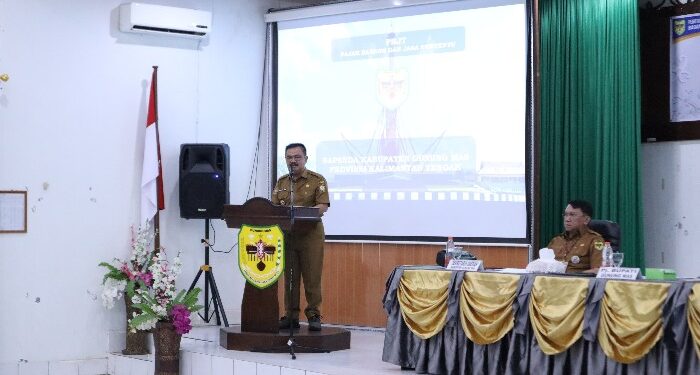 FOTO : DISKOMINFO SANTIK/MATA KALTENG - Pj Bupati Gumas Herson B. Aden ketika memberikan arahan pada kegiatan optimalisasi PAD sektor PBJT tahun 2024, di aula kantor bapperida setempat, Senin, 10 Juni 2024.
