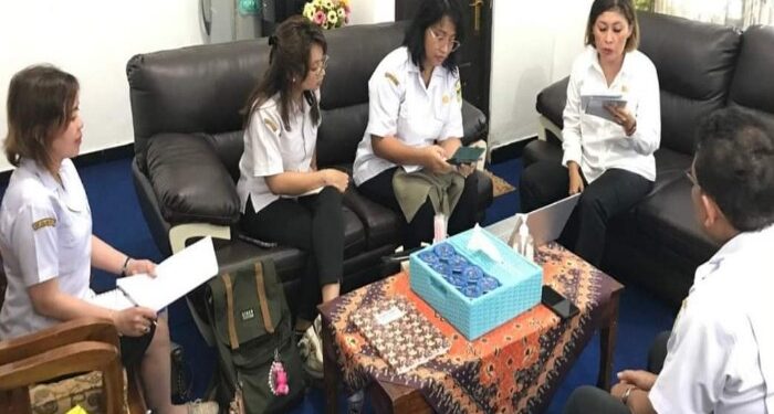 FOTO : BAPPERIDA GUMAS/MATA KALTENG - Tim inovasi daerah saat mendatangi sejumlah perangkat daerah untuk melakukan asistensi dan pendampingan, dalam menyusun dokumen inovasi perangkat daerah, pekan lalu.