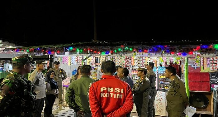 FOTO: AGUS/MATAKALTENG - Tim gabungan Forkopimcam dan Satpolpp Kotim saat melakukan himbaun di Terowongan Nur Mentaya. Sabtu, 8 Juni 2024 malam.