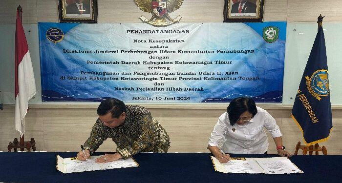 FOTO: IST/MATAKALTENG - Bupati Kotim teken nota kesepakatan dengan Dirjen Perhubungan Udaraterkait perpanjangan runway Bandara H. Asan Sampit, Senin 10 Juni 2024.