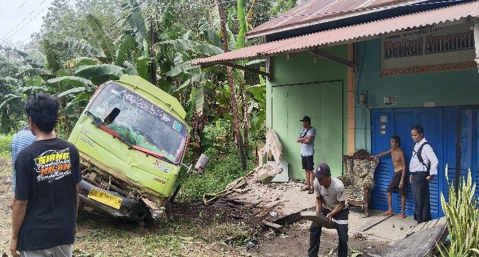 FOTO: AGUS/MATAKALTENG - Truk CPO tabrak rumah warga dan masuk parit di Pelangsian. Senin, 10 Juni 2024.