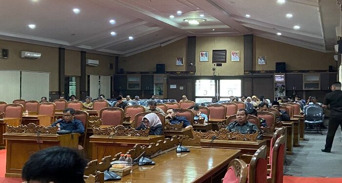 Foto: DIAN/MATA KALTENG - Rapat paripurna penyampaian pandangan fraksi DPRD Kotim tentang ranperda pertanggung jawaban pelaksanaan APBD 2023, 10 Juni 2024.