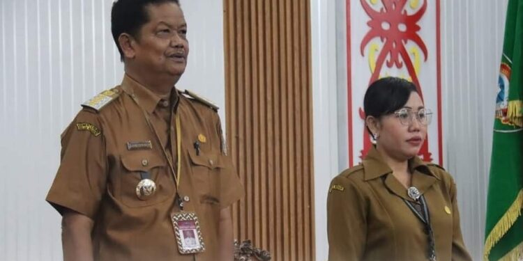 FOTO: PROKOM SERUYAN/MATA KALTENG - Pj Bupati Seruyan, Djainuddin Noor (kiri) saat menghadiri agenda sosialisasi Perbub tentang Perjalanan Dinas di Aula BKAD setempat, kemarin.