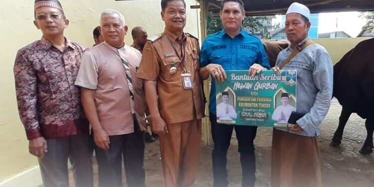 FOTO: PROKOM SERUYAN/MATA KALTENG - Kepala Bapenda Kalteng, Anang Dirjo (dua dari kanan) didampingi Pj Bupati Seruyan, Djainuddin Noor (tengah) saat menyerahkan bantuan hewan kurban dari Gubernur Kalteng kepada masjid di Kecamatan Seruyan Hilir dan Seruyan Hilir Timur, Selasa 11 Juni 2024.
