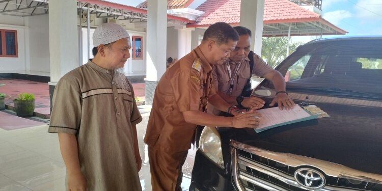 FOTO: ALDI/MATA KALTENG - Pj Bupati Seruyan, Djainuddin Noor saat menandatangani perjanjian bantuan mobil dinas untuk NU dan PD Muhammadiyah Kabupaten Seruyan di Rujab Bupati Seruyan, Selasa 11 Juni 2024.