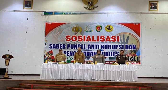 FOTO: MATAKALTENG - Sekda Katingan Pransang, saat membuka kegiatan sosialisasi Saber Pungli, Anti Korupsi dan Pencegahan Korupsi, di aula Gedung Salawah Kasongan.