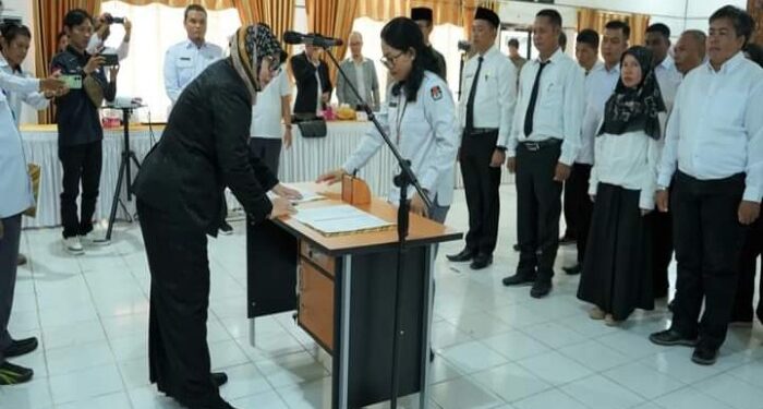 Foto: MATAKALTENG - KPU Barsel saat mengambil sumpah dan janji Sekretaris dan staf Panitia Pemilihan Kecamatan (PPK) Se-Kabupaten Barsel.