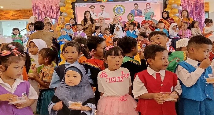 FOTO : DEVIANA/MATAKALTENG - Anak-anak PAUD saat makan ikan bersama, Selasa 11 Juni 2024.