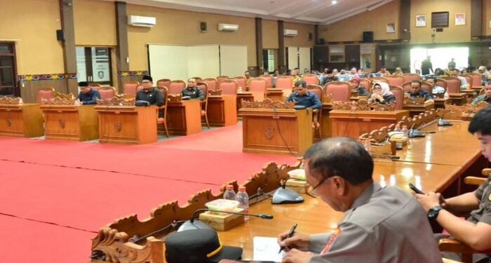 Foto: DIAN/MATA KALTENG - Rapat paripurna penyampaian pandangan fraksi DPRD Kotim tentang ranperda pertanggung jawaban pelaksanaan APBD 2023.