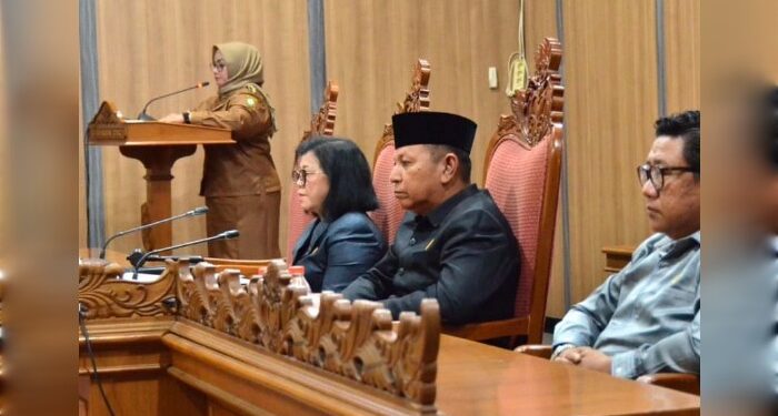 Foto:DIAN/MATA KALTENG - Wakil Bupati Kotim Irawati dalam rapat paripurna jawaban pandangan umum fraksi DPRD Kotim, 11 Juni 2024.