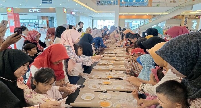 FOTO : DEVIANA/MATAKALTENG - Anak-anak PAUD saat mengikuti demo pengolahan  makanan berbahan baku ikan, Selasa 11 Juni 2024.
