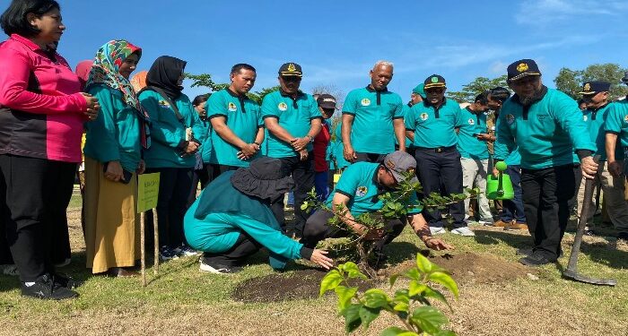 Foto : AKH/MATAKALTENG - Pj Bupati Sukamara Kaspinor saat melakukan penanaman pohon di Taman Sukma Indah.