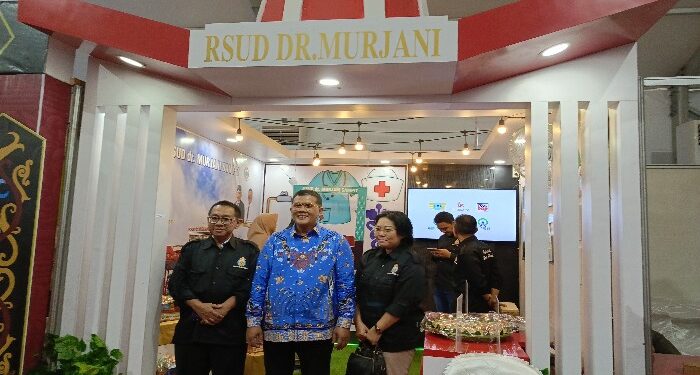 FOTO : DEVIANA/MATAKALTENG - Plt Direktur RSUD dr Murjani Sampit Sutriso saat bersama pegawai rumah sakit lainnya, belum lama ini.