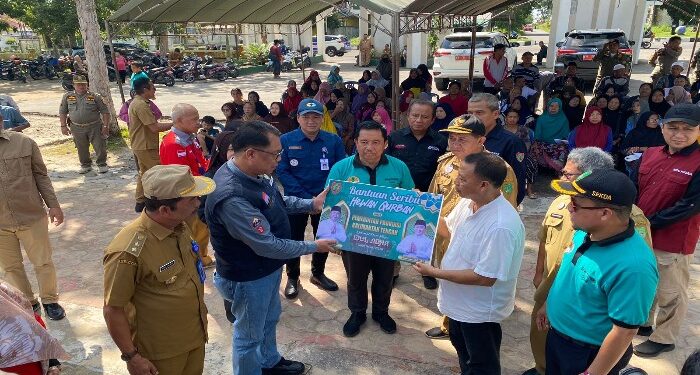 Foto: AKH/MATAKALTENG - Pj Bupati Sukamara Kaspinor saat menyaksikan penyerahan secara simbolis hewan kurban bantuan Pemprov Kalteng.