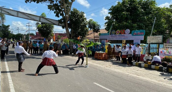 Foto: AKH/MATAKALTENG - Pj Bupati Sukamara Kaspinor saat melihat tari bepuntau yang merupakan tarian penyambutan tamu.