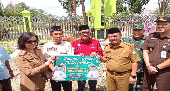 FOTO : DISKOMINFO SANTIK/MATA KALTENG - Pj Bupati Gumas Herson B. Aden didampingi Kepala Disperindag Provinsi Kalteng Ina Aden, Kepala Kesbangpol Provinsi Kalteng Katma F. Dirun, Kapolres AKBP Theorodus Priyo Santosa, Kajari Sahroni dan Sekda Richard, menyerahkan bantuan hewan kurban kepada pengurus Masjid Agung Darun Najah, Selasa, 11 Juni 2024.