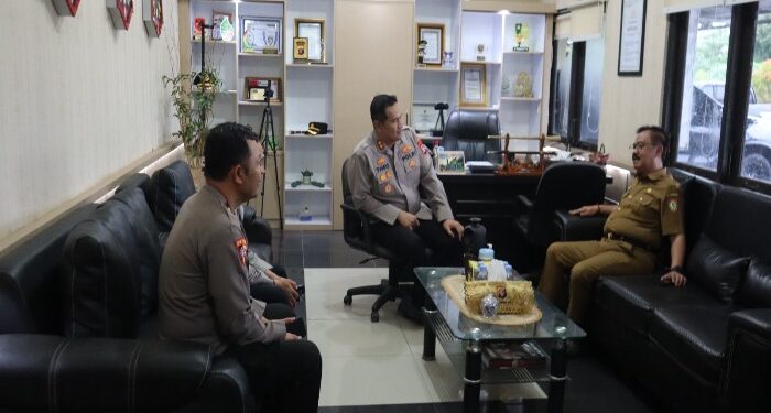 FOTO : HUMAS POLRES GUMAS/MATA KALTENG - Kapolres Gumas AKBP Theodorus Priyo Santosa, didampingi Wakapolres Kompol Indras Purwoko, dan Kabag Ops Kompol Budiono, ketika berbincang dengan Pj Bupati Herson B. Aden, di ruang kerjanya, Selasa, 11 Juni 2024.