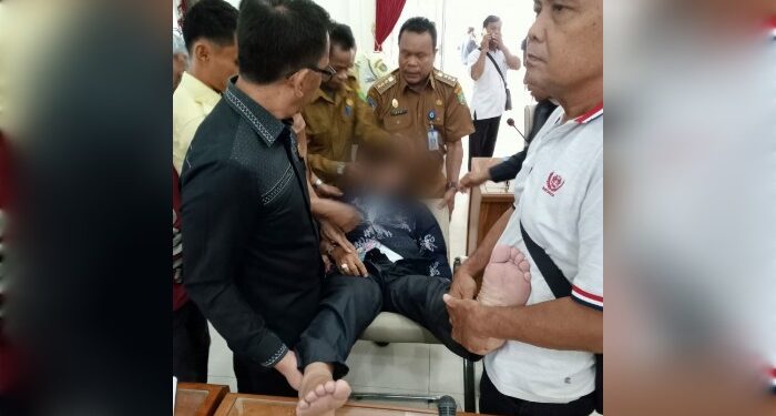 Foto:MATAKALTENG - Zainal Abidin Awang saat mengalami pingsan di ruang rapat DPRD Barsel.