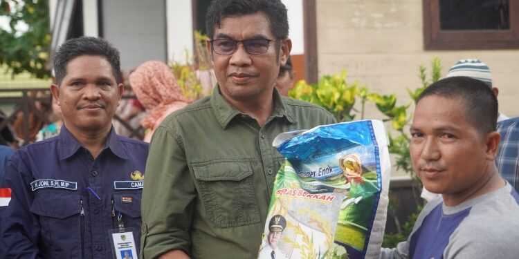 FOTO: IST/MATAKALTENG - Kepala Diskominfosantik Kalteng Agus Siswadi saat menyerahkan paket sembako kepada masyarakat di Kelurahan Jingah.