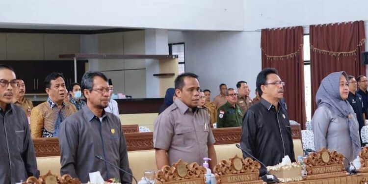 FOTO: IST/MATA KALTENG - Anggota DPRD Seruyan, Harsandi (tengah) saat menghadiri agenda rapat du Aula Gedung DPRD setempat beberapa waktu lalu.