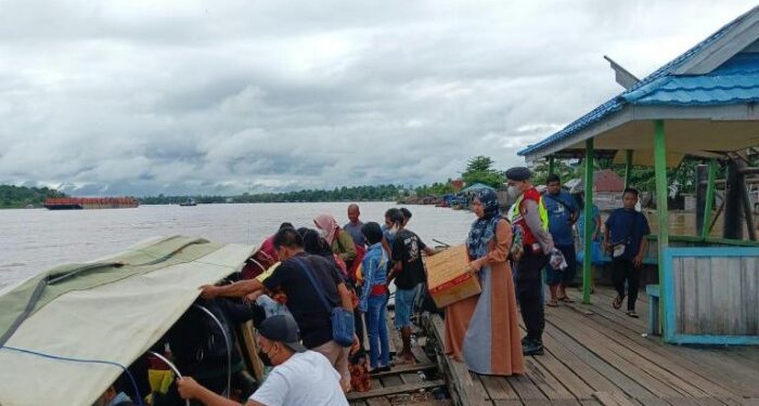 Foto: MATAKALTENG - Suasana Pelabuhan Pasar Lama Buntok, yang setiap harinya selalu ramai diminati masyarakat untuk menggunakan jasa transportasi sungai yakni speed boat.