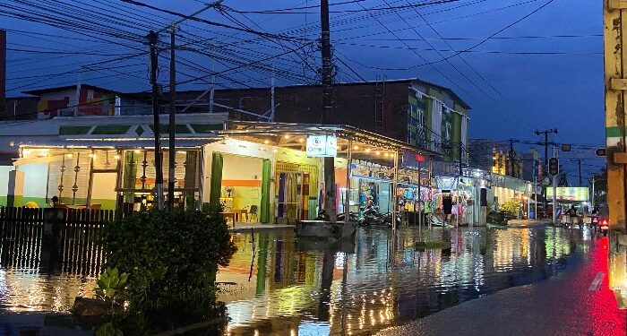 Foto: DIAN/MATA KALTENG - Banjir yang terjadi di jalan HM Arsyad, Sampit belum lama ini.