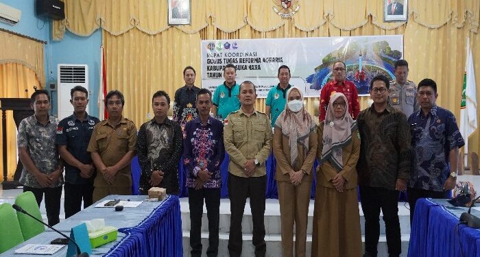 Foto: AKH/MATAKALTENG - Pj Bupati Sukamara Kaspinor saat memimpin rapat GTRA