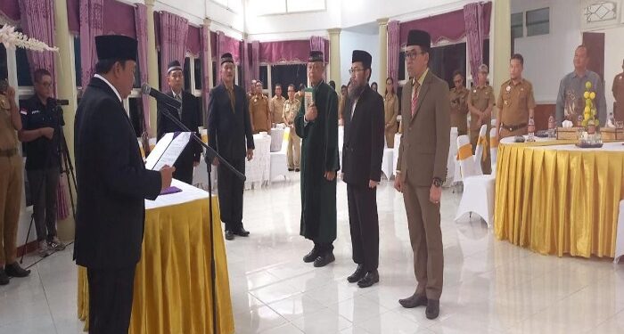 Foto: AKH/MATAKALTENG - Pj Bupati Sukamara Kaspinor saat mengambil sumpah janji pejabat pimpinan tinggi Pratama.