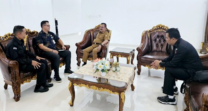FOTO : BAWASLU GUMAS/MATA KALTENG - Ketua Bawaslu Kabupaten Gumas Yepta H Jinal bersama dua komisioner yaitu Sukjani dan Agus Praptomo Cahyo, berbincang dengan Pj Bupati Herson B. Aden, Selasa, 11 Juni 2024.