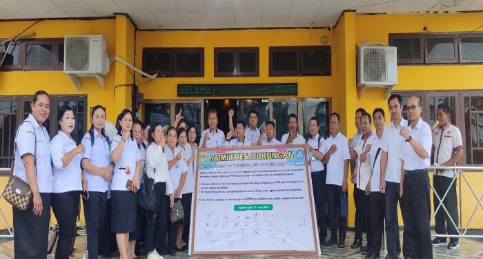 FOTO : DISDIKPORA GUMAS/MATA KALTENG - Kepala Disdikpora Kabupaten Gumas Aprianto didampingi Sekretaris Disdikpora Osner Sagala, ketika berfoto bersama dengan sejumlah kepala sekolah dan perwakilan, setelah penandatanganan komitmen bersama dukungan penyelenggaraan PPDB, di halaman kantor disdikpora, Rabu, 12 Juni 2024.