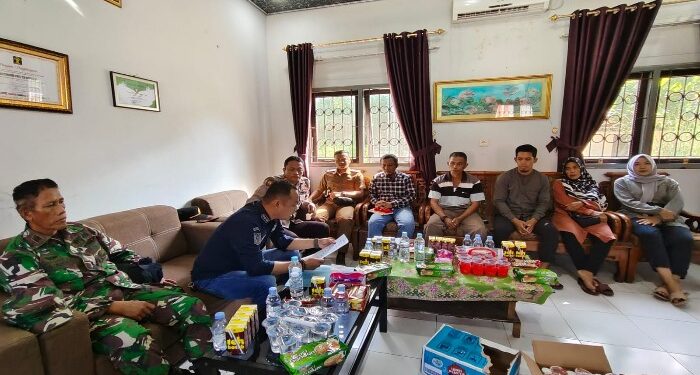 FOTO: IST/MATAKALTENG - Penyerahan uang santunan PT SCC kepada keluarga korban penembakan di areal perusahaan, Kecamatan Cempaga.