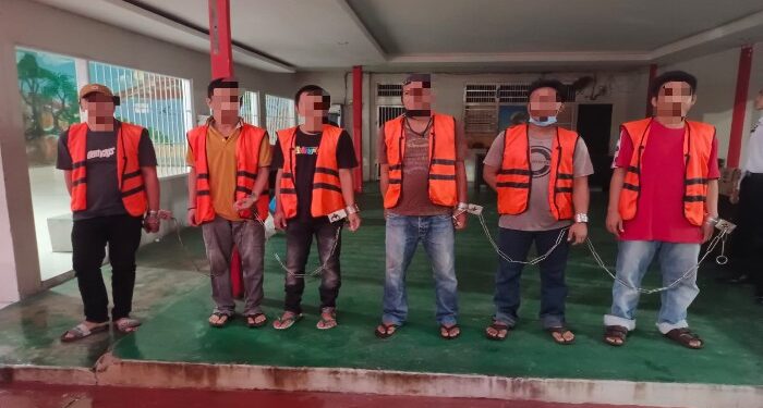 FOTO: MATAKALTENG - Enam Narapidana yang dipindahkan.