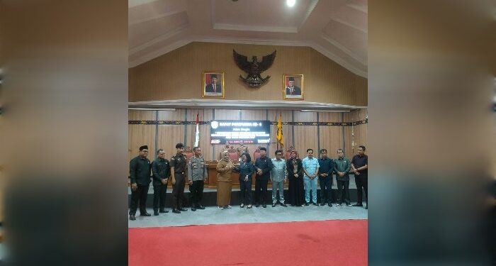 FOTO: IST/MATAKALTENG - Wakil Bupati Kotim Irawati bersama Ketua dan Anggota DPRD Kotim, belum lama ini.