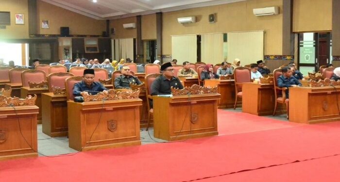 Foto: DIAN/MATA KALTENG - Rapat paripurna penyampaian pandangan umum fraksi DPRD Kotim terkait pertanggung jawaban pelaksanaan APBD tahun anggaran 2023 belum lama ini.