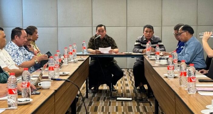 Foto: IST/MATA KALTENG - Bupati Kotim Halikinnor bersama Sekretaris Daerah Fajrurrahman mengadakan pertemuan dengan PBS Kelapa Sawit, di Meeting Room Tuscany, Akmani Hotel Jakarta, 11 Juni 2024.