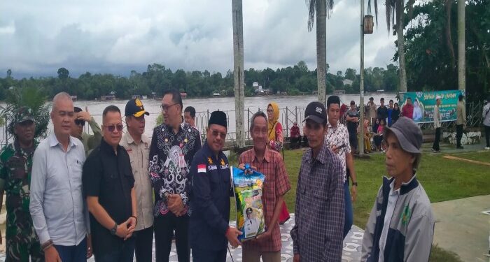 Foto: MATAKALTENG - Sekda Provinsi Kalteng H. Nuryakin saat menghadiri sekaligus membuka pasar murah di taman iring witu Kota Buntok.