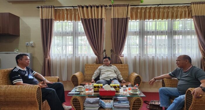 FOTO : HERBERT Y ASIN/MATA KALTENG - Ketua Harian DAD Kabupaten Gumas Herbert Y Asin (pakai kacamata) saat melakukan pertemuan dengan Kepala Dinas Perhubungan Provinsi Kalteng Dedy Lampe, belum lama ini.