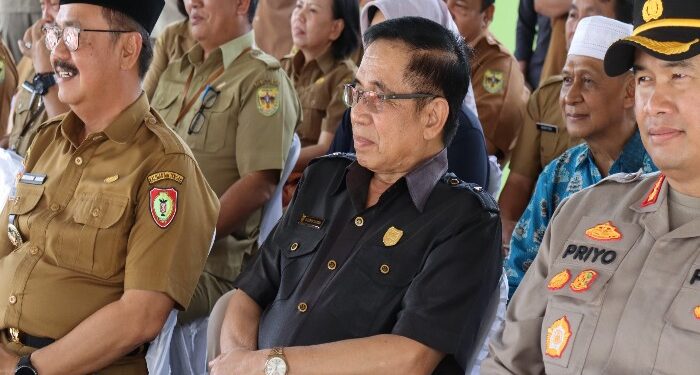 FOTO : DPRD GUMAS/MATA KALTENG - Ketua DPRD Kabupaten Gumas Akerman Sahidar (baju hitam) ketika menghadiri kegiatan pasar murah dan penyerahan bantuan hewan kurban, di halaman Masjid Agung Darun Najah Kuala Kurun, Selasa, 11 Juni 2024.