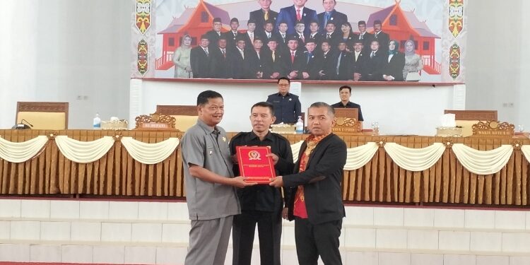 FOTO: ALDI/MATA KALTENG - Ketua DPRD Seruyan, Zuli Eko Prasetyo (kanan) saat menyerahkan hasil rekomendasi DPRD atas LKPJ Seruyan tahun anggaran 2023 saat rapat paripurna di Aula Gedung DPRD setempat, kemarin.
