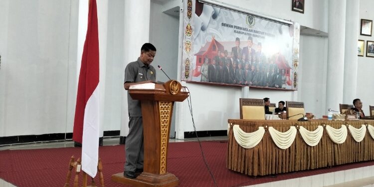 FOTO: ALDI/MATA KALTENG - Pj Bupati Seruyan, Djainuddin Noor saat memberikan pidato akhir terkait hasil rekomendasi LKPJ dalam rapat paripurna di Aula Gedung DPRD setempat, kemarin.