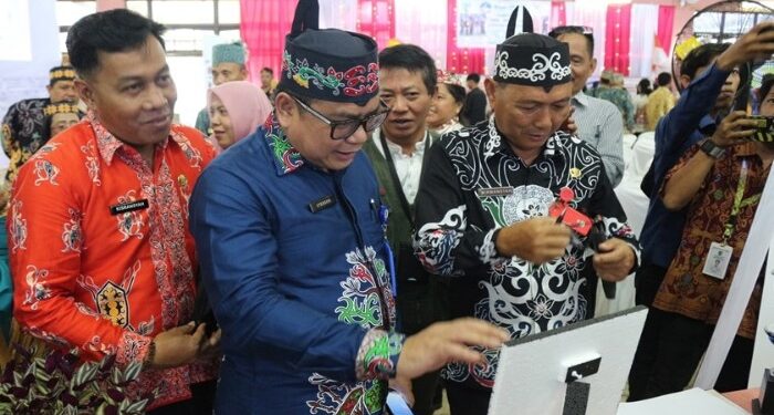 Foto : MATAKALTENG - Kadisdik Barsel, Syahdani (tengah baju batik biru) saat menghadiri Lokakarya 7 Program Guru Penggerak Angkatan 9 di Gedung Peretemuan Jaro Pirarahan Buntok.